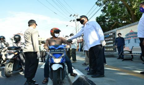 Gubernur Kepulauan Bangka Belitung (Babel), Erzaldi Rosman didampingi Wakil Kepala Kepolisian Daerah (Wakapolda) Babel, Kombes Pol Umar Dani dan Ketua TP PKK Kepulauan Babel, Ibu Melati Erzaldi, lakukan pemantauan kepada pengendara kendaraan bermotor baik roda dua dan roda empat yang melintas di jalan raya, Rabu (22/4)