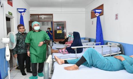 Gubernur Kepulauan Bangka Belitung (Babel), Erzaldi Rosman, hadir membuka kegiatan bakti sosial pemeriksaan mata dan operasi katarak yang diadakan di Puskesmas Sungai Selan, Kabupaten Bangka Tengah, Jumat (27/11).