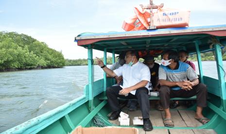 Gubernur Kepulauan Bangka Belitung (Babel), Erzaldi Rosman, Jumat (16/10), dalam perjalanannya menggunakan kapal motor dari Kecamatan Belinyu, Kabupaten Bangka menuju Kecamatan Jebus, Kabupaten Bangka Barat untuk melaksanakan Kegiatan Safari Jumat.