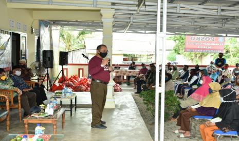 Gubernur Kepulauan Bangka Belitung (Babel), Erzaldi Rosman kembali membagikan sembako kepada masyarakat yang merasakan dampak Corona Virus Disease 2019 (Covid-19).  Kali ini 150 warga Desa Cit, Desa Pugul, dan Desa Riau Silip, di Kecamatan Riau Silip, Kabupaten Bangka yang mendapatkan bantuan ini.