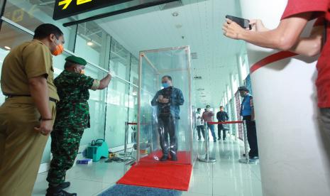 Bandar Udara Depati Amir Pangkalpinang meengoperasikan  alat semprot cairan disinfektan ke seluruh tubuh.