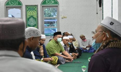 Gubernur Kepulauan Bangka Belitung (Babel), Erzaldi Rosman melaksanakan salat subuh di Masjid Al–Qurbah, Kecamatan Gabek, Kota Pangkalpinang, sekaligus, bersilaturahmi dan mendengarkan harapan dari para ulama dan tokoh Agama, tokoh masyarakat setempat, dalam program Sajadah Fajar, Selasa (10/11).