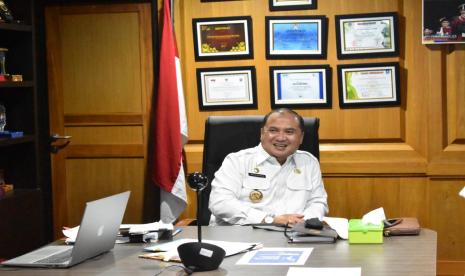 Gubernur Kepulauan Bangka Belitung (Babel), Erzaldi Rosman melakukan dialog melalui video conference dengan pelaku UMKM Babel, pada Rabu (6/5), di Ruang Rapat, Kantor Gubernur Kepulauan Babel. Kurang lebih 80 pelaku UMKM mengikuti pertemuan virtual yang dilakukan guna memberikan kiat sukses, kreatif, dan inovatif jualan online di tengah pandemi Covid-19 ini. 