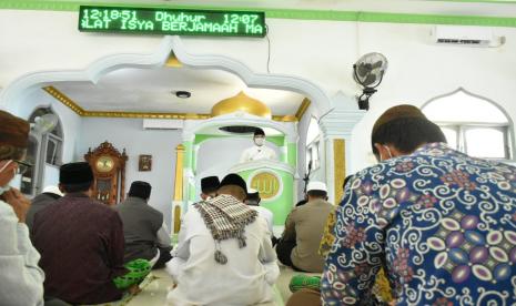 Gubernur Kepulauan Bangka Belitung (Babel) Erzaldi Rosman, melakukan kegiatan Safari Jumat di Masjid Al-Mukarromah di Desa Ranggung, Kecamatan Payung, Kabupaten Bangka Selatan Jumat, (22/1). Kegiatan Safari Jumat merupakan kegiatan rutinitas sebagai ajang silaturahmi dengan masyarakat di Babel. Sehingga hubungan antara  Gubernur Erzaldi dengan masyarakat tetap terjalin dengan baik