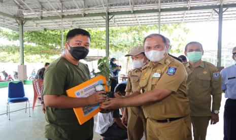 Gubernur Kepulauan Bangka Belitung (Babel), Erzaldi Rosman melakukan kegiatan Penyerahan Bantuan Bibit Lada Kepada Gabungan Kelompok Tani/Kelompok Tani (Gapoktan/Poktan) di Desa Bencah, Kecamatan Air Gegas, Kabupaten Bangka Selatan, Selasa (15/6). 