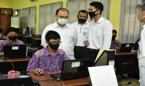 Gubernur Kepulauan Bangka Belitung (Babel), Erzaldi Rosman memberikan sebuah laptop kepada seorang siswi bernama Sri Regina kelas 10 Teknik Komputer Jaringan (TKJ) 1, SMK Negeri 1 Tanjung Pandan dalam agenda kunjungan ke Pulau Belitung, Rabu (2/9).