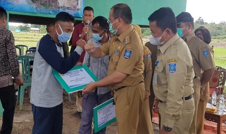 Gubernur Kepulauan Bangka Belitung (Babel), Erzaldi Rosman memberikan tantangan kepada para petani Desa Simpang Yul agar target sawah yang digarap menghasilkan padi 5- 6 ton perhektarnya. Menurutnya, hasil itu sebanding dengan yang nanti akan didapat oleh para petani. 