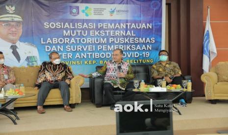 Gubernur Kepulauan Bangka Belitung (Babel) Erzaldi Rosman, membuka Sosialisasi Survey Serologi Covid-19 dan Pemantauan Mutu Laboratorium Puskesmas terkait Uji Petik Sampel BTA Test dan Kecacingan, Kamis (21/10). 