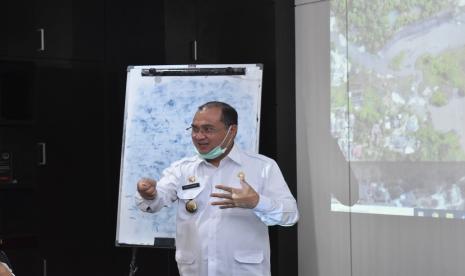 Gubernur Kepulauan Bangka Belitung (Babel), Erzaldi Rosman memimpin jalannya rapat lanjutan terkait teknis pemanfaatan kolong Kace di Ruang Rapat Gubernur Kantor Gubernur Kepulauan Bangka Belitung, Selasa (19/8).