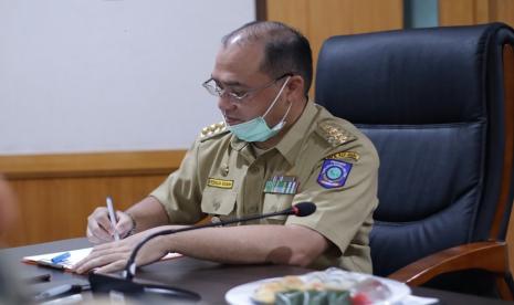  Gubernur Kepulauan Bangka Belitung (Babel), Erzaldi Rosman mendengarkan paparan program jamsos bagi Pegawai Harian Lepas (PHL) oleh PT Taspen (Persero) dan BPJS ketenagakerjaan di Ruang Rapat Gubernur Kepulauan Babel, Selasa (23/6/20). 