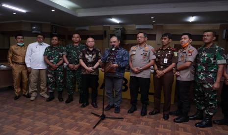 Gubernur Kepulauan Bangka Belitung (Babel), Erzaldi Rosman mengaku seluruh forkopimda bersama kepala daerah se-Kepulauan Babel harus kompak dalam penanganan pencegahan Corona Virus Disease 2019 (Covid-19).