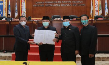 Gubernur Kepulauan Bangka Belitung (Babel), Erzaldi Rosman menghadiri rapat paripurna pengambilan keputusan terhadap APBD perubahan tahun anggaran 2020 di ruang paripurna DPRD, Jumat (28/8).