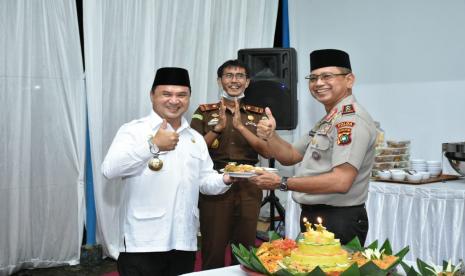 Gubernur Kepulauan Bangka Belitung (Babel), Erzaldi Rosman mengucapkan selamat atas kenaikan pangkat Kepala Kepolisian Daerah (Kapolda) dan Wakil Kepala Kepolisian Daerah (Wakapolda) Kepulauan Bangka Belitung, di Rumah Dinas Danlanal Babel, Sungailiat, Bangka, Rabu (20/5).