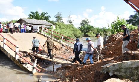 Gubernur Kepulauan Bangka Belitung (Babel), Erzaldi Rosman meninjau jembatan roboh  di Desa Delas, Kecamatan Air Gegas, Kabupaten Bangka Selatan, Provinsi Kepulauan Bangka Belitung, Kamis (16/4). Musibah itu telah meminta seorang korban tewas yang sedang melintas jembatan. 