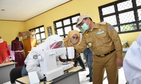 Gubernur Kepulauan Bangka Belitung (Babel), Erzaldi Rosman, meninjau langsung proses pembangunan gedung tempat praktik SMK Negeri 1 Sungai Selan yang ada di Desa Lampur, Kecamatan Sungai Selan, Kabupaten Bangka Tengah, Senin (28/9).