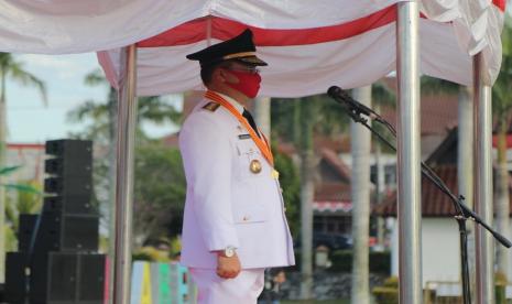 Gubernur Kepulauan Bangka Belitung (Babel) Erzaldi Rosman menjadi inspektur upacara pada peringatan ke-75 Detik-detik Proklamasi Kemerdekaan Republik Indonesia tingkat Provinsi Kepulauan Bangka Belitung (Babel) yang berlangsung di Halaman Kantor Gubernur Kepulauan Babel, Senin (17/8).