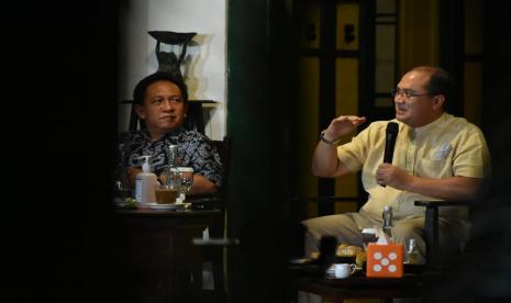 Gubernur Kepulauan Bangka Belitung (Babel), Erzaldi Rosman, menjadi salah satu pembicara dalam talk show yang diadakan oleh Bangka Pos Group, bertajuk Bekisah Kek Kami dengan tema 