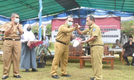 Gubernur Kepulauan Bangka Belitung (Babel), Erzaldi Rosman menyerahkan empat unit mobil Avanza dan sarana prasarana lainnya untuk praktik siswa-siswi SMK Negeri 1 Simpang Katis, Senin (26/10).