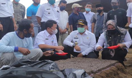 Gubernur Kepulauan Bangka Belitung (Babel), Erzaldi Rosman, menyerahkan secara simbolis bantuan pemerintah kepada petani di area perkebunan Kelompok Tani Subur Lestari Desa Cambai Selatan, Kabupaten Bangka Tengah, Rabu (21/10). 