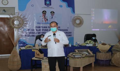 Gubernur Kepulauan Bangka Belitung (Babel), Erzaldi Rosman menyerahkan secara langsung bantuan alat pendukung produksi kepada kelompok  pelaku UMKM pengrajin lidi nipah di Bangka Belitung, Rabu (23/12) di Balai Latihan Koperasi dan UMKM Babel.