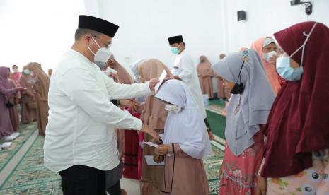 Gubernur Kepulauan Bangka Belitung (Babel) Erzaldi Rosman, menyoroti bahwa seiring dengan perkembangan zaman, semangat gotong royong mulai hilang dan luntur. Memang tidak sepenuhnya hilang, namun secara perlahan kebiasaan gotong royong mulai surut. Padahal, masyarakat Indonesia dikenal dengan kebiasaan bergotong royong yang diwariskan para leluhur. 