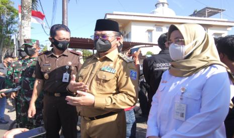 Gubernur Kepulauan Bangka Belitung (Babel), Erzaldi Rosman saat ia menyalurkan BST secara simbolis, di Kantor Pos Pangkalpinang, Senin (26/7.) Pemerintah Provinsi Kepulauan Bangka Belitung menyalurkan beras bantuan Presiden Republik Indonesia Joko Widodo (Jokowi) secara dari rumah ke rumah atau door to door. Hal ini guna mencegah kerumunan massa di tengah Pemberlakuan Pembatasan Kegiatan Masyarakat (PPKM) Level III dan IV.