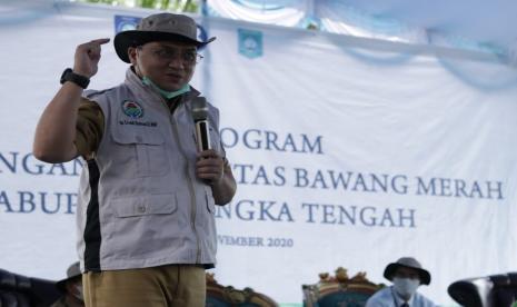 Gubernur Kepulauan Bangka Belitung (Babel), Erzaldi Rosman saat memberi sambutan di hadapan petani di kebun bawang merah milik Budiman yang terletak di Desa Lubuk Besar, Senin (2/11).