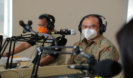 Gubernur Kepulauan Bangka Belitung (Babel), Erzaldi Rosman saat mensosialisasikan penerapan PPKM level III dan IV bersama Kapolda Irjen Pol Anang Syarif Hidayat, Danrem 045 Garuda Jaya Brigjen TNI jangkung Widyanto, dan Kepala BPBD Mikron Antariksa, di dialog interaktif bersama masyarakat melalui Radio RRI, Ahad (25/7). 