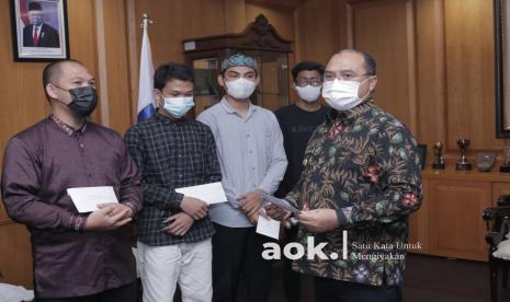 Gubernur Kepulauan Bangka Belitung (Babel), Erzaldi Rosman, saat penyerahan santunan kepada hafiz dan hafizah di Ruang Kerja Gubernur Babel, Senin (25/10).