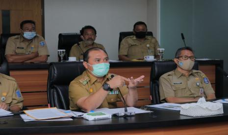  Gubernur Kepulauan Bangka Belitung (Babel), Erzaldi Rosman saat memberi arahan kepada kepala SMK di Babel melalui video conference, Selasa (29/9). 