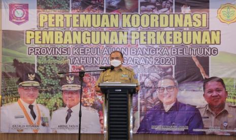  Gubernur Kepulauan Bangka Belitung (Babel), Erzaldi Rosman saat membuka Pertemuan Koordinasi Pembangunan Perkebunan di Hotel Santika, Sijuk, Kabupaten Belitung, Senin (5/7).  Erzaldi Rosman menyatakan fokus utama pemda adalah mendorong para petani bisa menjadi pengusaha yang mampu mengatur dan mengelola lahannya.