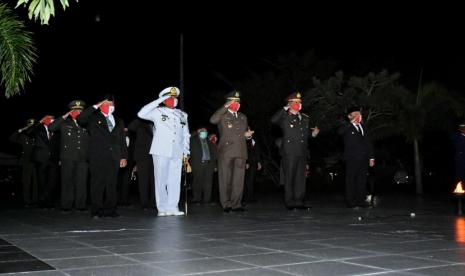 Gubernur Kepulauan Bangka Belitung (Babel) Erzaldi Rosman tepat pukul 00.00 WIB, menghadiri apel kehormatan dan renungan suci peringatan Hari Ulang Tahun ke-75 Kemerdekaan Republik Indonesia, di Taman Makam Pahlawan Pawitralaya, Pangkalan Baru, Bangka Tengah, Senin (17/8) dini hari.