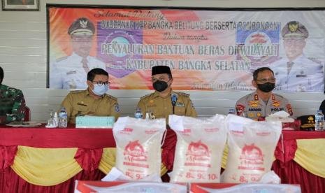 Gubernur Kepulauan Bangka Belitung (Babel), Erzaldi Rosman (tengah) turun langsung memberikan bantuan sosial kepada masyarakat. Selain sebagai upaya dalam membantu dan meringankan beban masyarakat, bantuan ini dimaksudkan agar masyarakat dapat membatasi kegiatan dalam rangka mendukung pelaksanaan PPKM.