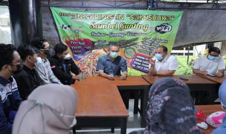 Gubernur Kepulauan Bangka Belitung (Babel) langsung mengumpulkan perwakilan mahasiswa Universitas Negeri Yogyakarta (UNY) asal Babel di sebuah rumah makan di Yogya, Jumat (29/10).