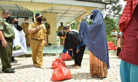 Gubernur Kepulauan Bangka Belitung, Erzaldi Rosman berharap bantuan sembako dari Dinas Kehutanan Provinsi Kepulauan Bangka Belitung bekerja sama dengan Aksi Cepat Tanggap ( ACT) dapat meringankan beban masyarakat yang terdampak Covid -19, Selasa (21/4)