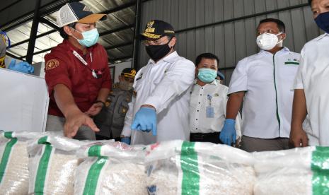 Gubernur Kepulauan Bangka Belitung, Erzaldi Rosman bersama Kepala Kepolisian Daerah Kepulauan Bangka Belitung, Brigjen Pol. Anang Syarif Hidayat, mengunjungi Rice Milling Plant (RMP) Batu Betumpang, Pulau Besar, Kabupaten Bangka Selatan, Rabu (8/4).