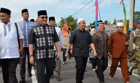 Gubernur Kepulauan Bangka Belitung Erzaldi Rosman dan Ustaz Yusuf Mansur saat akan menggelar tabligh akbar bersama di Masjid Al Ansor Tempilang, Jumat (23/2).