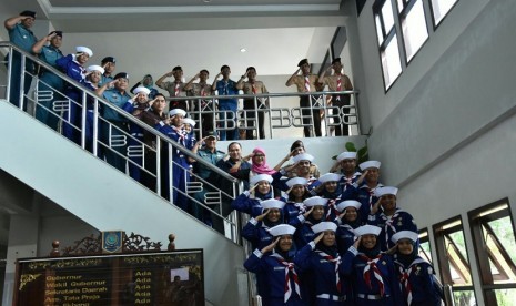 Gubernur Kepulauan Bangka Belitung, Erzaldi Rosman Djohan berfoto dengan para peserta Lomba Pelayaran Lingkar Nusantara Sail Sabang 2017 tingkat Nasional, di Kantor Gubernur Babel, Kamis (11/1). 