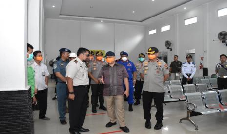 Gubernur Kepulauan Bangka Belitung, Erzaldi Rosman Djohan bersama Kapolda Kepulauan Babel, Brigjen Anang Syarif Hidayat meninjau penanganan COVID-19 di Pelabuhan Pangkalbalam Kota Pangkalpinang, guna mencegah penyebaran virus corona di pintu masuk ibu kota provinsi itu.(istimewa)