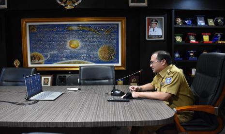  Gubernur Kepulauan Bangka Belitung, Erzaldi Rosman memberikan semangat belajar kepada para siswa melalui video conference (vidcon) di tengah mewabahnya Corona Virus Disease 2019 (Covid-19), Selasa (14/4).