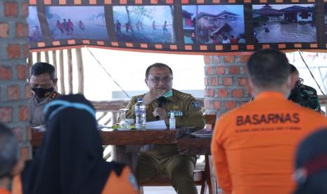 Gubernur Kepulauan Bangka Belitung, Erzaldi Rosman saat bersama Forum Komunikasi Pimpinan Daerah (Forkopimda) Kepulauan Bangka Belitung membuka secara resmi Rapat Koordinasi (Rakor) Penanggulangan Bencana, di Kafe Alakoe, Bukit Angsa Emas, Desa Tanjung Gunung, Kecamatan Pangkalanbaru, Kabupaten Bangka Tengah, Selasa (8/12). 