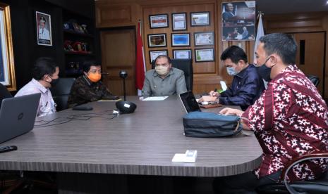 Gubernur Kepulauan Belitung (Babel), Erzaldi Rosman didampingi oleh Wakil Gubernur Abdul Fatah dan Sekda Naziarto mengikuti Pembukaan Musyawarah Perencananan Pembangunan (Musrenbang) Nasional, Kamis (30/4/20), melalui video conference (vidcon) di Ruang Rapat Gubernur Kepulauan Babel.