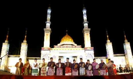 Gubernur Kepulauan Riau dan segenap Muspida Kota Batam memukul kompang bersama sebagai tanda pembukaan Musabaqah Tilawatil Quran (MTQ) Tingkat Kota Batam ke-XXVII di Dataran Engku Putri, Batam.