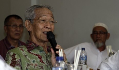 Gubernur Kepulauan Riau, HM Sani berdiskusi saat mengadakan sarapan bersama dengan sejumlah tokoh masyarakat di Batam, Minggu (22/2).