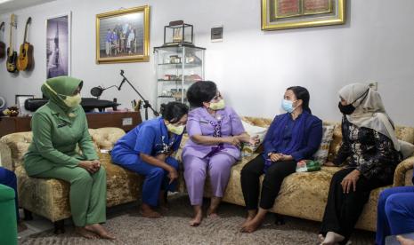 Gubernur Khofifah Indar Parawansa (kanan) bersama istri Panglima TNI Nanny Hadi Tjahjanto (tengah), istri Kepala Staf Angkatan Laut (KASAL) Veronica Yudo Margono (kedua kiri) berbincang dengan istri Komandan Satuan Kapal Selam (Dansatsel) Kolonel Laut (P) Harry Setiawan, Winny Widayanti (kedua kanan) saat kunjungan di Rumah Desa Tebel, Gedangan, Sidoarjo, Jawa Timur, Senin (26/4/2021). Komandan Satuan Kapal Selam (Dansatsel) Kolonel Laut (P) Harry Setiawan gugur bersama 52 awak kapal selam KRI Nanggala 402 yang hilang kontak saat menggelar latihan penembakan rudal di laut utara Bali pada Rabu (21/4).