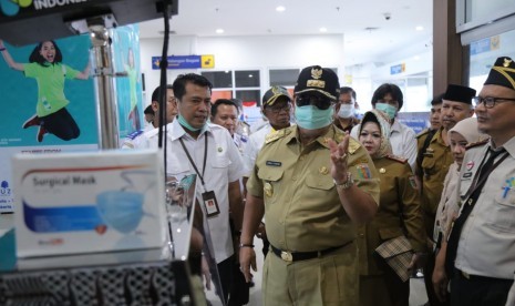 Gubernur Lampung Arinal Djunaidi meninjau kesiapan Bandara Radin Inten II dan Pelabuhan Bakauheni dalam mengantisipasi penyebatan virus corona, Senin (27/1).