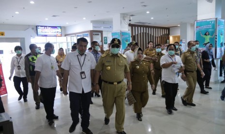 Gubernur Lampung Arinal Djunaidi meninjau kesiapan Bandara Radin Inten II dan Pelabuhan Bakauheni dalam mengantisipasi penyebatan virus corona, Senin (27/1).