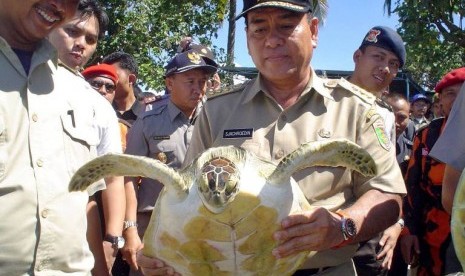 Gubernur Lampung, Sjachroedin ZP (tengah)