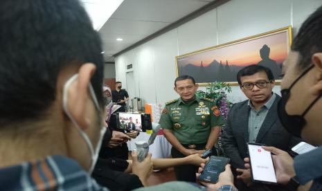 Gubernur Lembaga Ketahanan Nasional (Lemhannas), Andi Widjajanto (kanan) didampingi Wakil Gubernur Lemhannas Letjen MS Fadhilah.