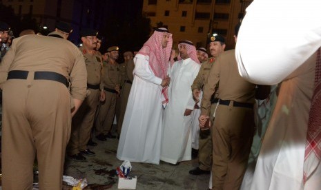 Gubernur Madinah, Faisal bin Salman bin Abdulaziz (tengah), bersama aparat keamanan memeriksa lokasi ledakan di luar lingkungan kompleks Masjid Nabawi, Madinah, Arab Saudi, Senin (4/7). 